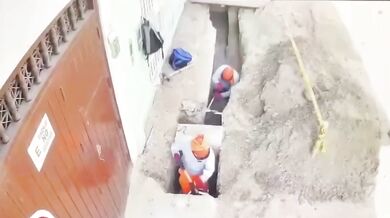 Dělník zůstal uvězněn po zřícení betonové konstrukce při rekonstrukci