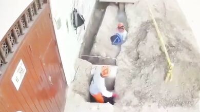 Dělník zůstal uvězněn po zřícení betonové konstrukce při rekonstrukci