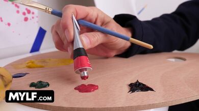 Ujišťuje se, že pták jejího nahého modela je opravdu tvrdý