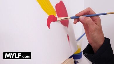 Ujišťuje se, že pták jejího nahého modela je opravdu tvrdý