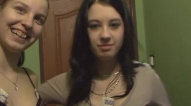 Amatérské teenky šukané na veřejném záchodě