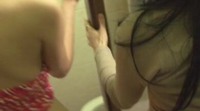 Amatérské teenky šukané na veřejném záchodě