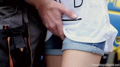 Blond motorkář uloví roztomilou mladou babu