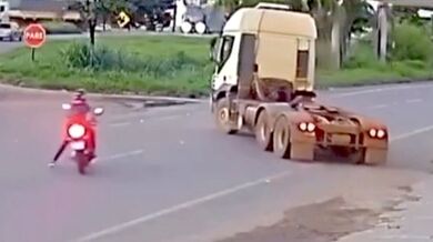 Motorkář jen o vlásek unikl smrti po nebezpečném manévru kamionu