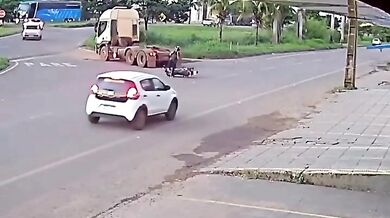 Motorkář jen o vlásek unikl smrti po nebezpečném manévru kamionu