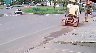 Motorkář jen o vlásek unikl smrti po nebezpečném manévru kamionu