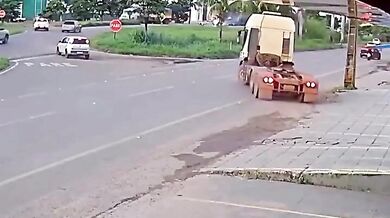 Motorkář jen o vlásek unikl smrti po nebezpečném manévru kamionu