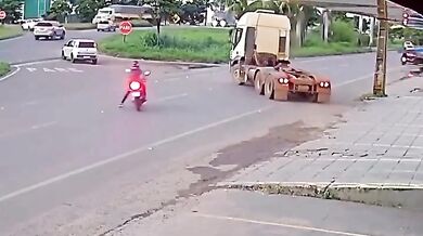 Motorkář jen o vlásek unikl smrti po nebezpečném manévru kamionu