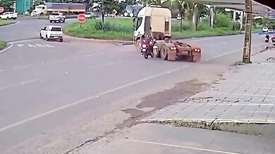 Motorkář jen o vlásek unikl smrti po nebezpečném manévru kamionu