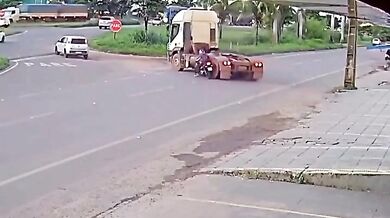 Motorkář jen o vlásek unikl smrti po nebezpečném manévru kamionu