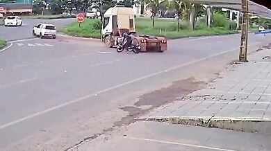 Motorkář jen o vlásek unikl smrti po nebezpečném manévru kamionu