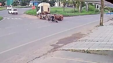 Motorkář jen o vlásek unikl smrti po nebezpečném manévru kamionu