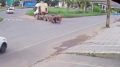 Motorkář jen o vlásek unikl smrti po nebezpečném manévru kamionu