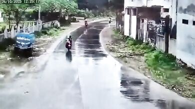 Skútrař přejetý autobusem