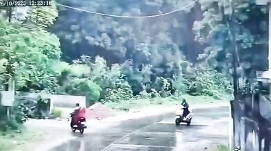 Skútrař přejetý autobusem