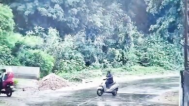 Skútrař přejetý autobusem