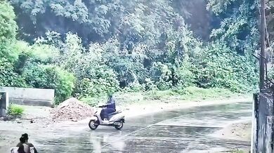 Skútrař přejetý autobusem