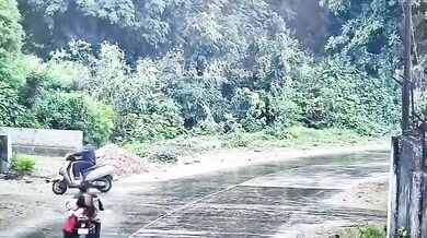 Skútrař přejetý autobusem