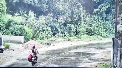 Skútrař přejetý autobusem