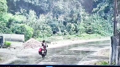 Skútrař přejetý autobusem