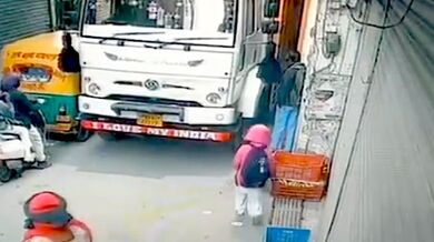 Prasklá pneumatika kamionu zranila školačku v jižním Dillí