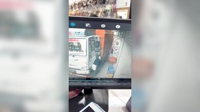 Prasklá pneumatika kamionu zranila školačku v jižním Dillí