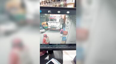 Prasklá pneumatika kamionu zranila školačku v jižním Dillí