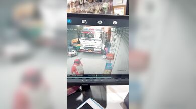 Prasklá pneumatika kamionu zranila školačku v jižním Dillí