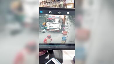 Prasklá pneumatika kamionu zranila školačku v jižním Dillí