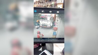 Prasklá pneumatika kamionu zranila školačku v jižním Dillí