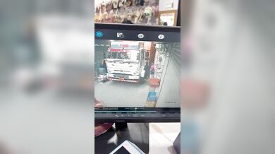 Prasklá pneumatika kamionu zranila školačku v jižním Dillí