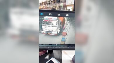 Prasklá pneumatika kamionu zranila školačku v jižním Dillí