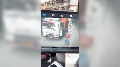 Prasklá pneumatika kamionu zranila školačku v jižním Dillí