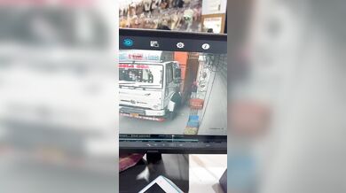 Prasklá pneumatika kamionu zranila školačku v jižním Dillí