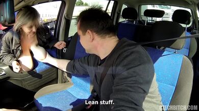 Mature s obrovskými povislými prsy ošukaná v autě