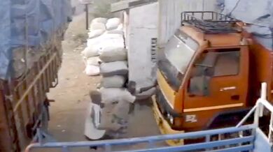 Pokus o zastavení plně naloženého náklaďáku