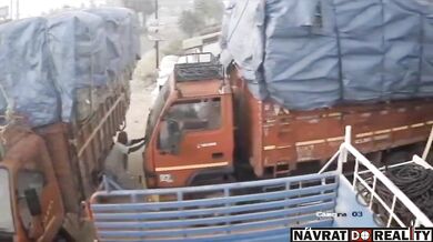 Pokus o zastavení plně naloženého náklaďáku