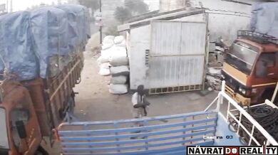 Pokus o zastavení plně naloženého náklaďáku