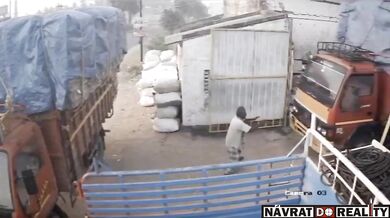 Pokus o zastavení plně naloženého náklaďáku