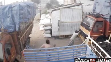 Pokus o zastavení plně naloženého náklaďáku