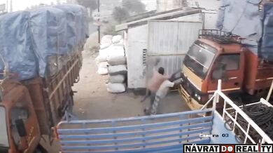 Pokus o zastavení plně naloženého náklaďáku