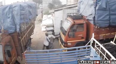 Pokus o zastavení plně naloženého náklaďáku