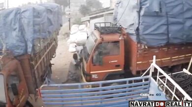 Pokus o zastavení plně naloženého náklaďáku