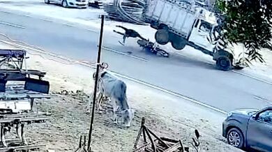 Motorkář vyvázl jen z nehody jen o fous bez vážného zranění