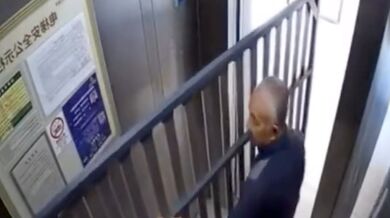 Zaseknutý ve výtahu