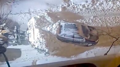 Sněhová kalamita v Montrealu: Pluh poškodil špatně zaparkované auto