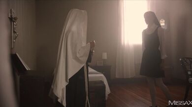 Kenna James jako nadržená jeptiška