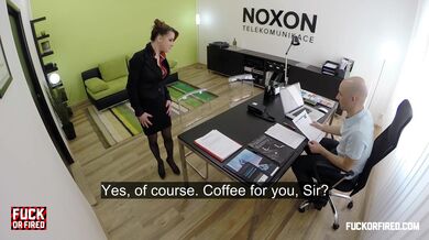 Blondýnka Angel Wicky ošukaná v kanceláři v práci