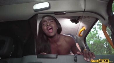 Černá dračice s masivním poštěvákem zažila tak silný orgasmus že při mrdání squirtovala