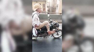 Motorkář bez rukou